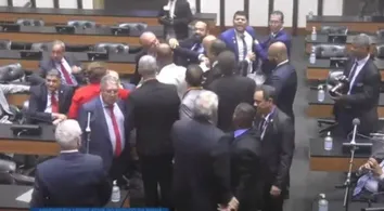 DEPUTADOS TROCAM EMPURRÕES EM SESSÃO NA ALBA; SAIBA QUEM SÃO OS PARLAMENTARES
