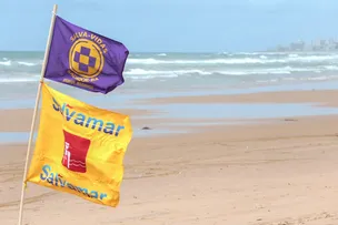 SALVAMAR ALERTA BANHISTAS SOBRE PERIGOS COM CARAVELAS E FRENTE FRIA NESTE FINAL DE SEMANA