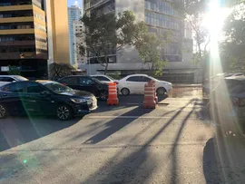 BURACO NA PISTA DEIXA TRÂNSITO COMPLICADO NA AVENIDA TANCREDO NEVES, EM SALVADOR