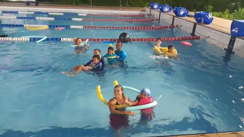ESTUDANTES AUTISTAS DA REDE ESTADUAL SÃO BENEFICIADOS COM PROJETO AQUATISMO
