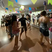 NÚMERO DE INTERESSADOS EM APRENDER A DANÇAR FORRÓ AUMENTA EM ATÉ 70% NO SÃO JOÃO