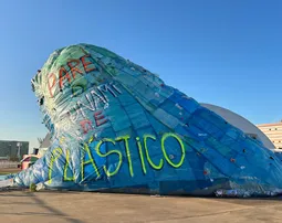 INSTALAÇÃO IMERSIVA “O TSUNAMI DE PLÁSTICO” AVANÇA SOBRE BRASÍLIA
