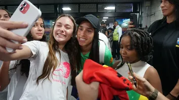 SELEÇÃO BRASILEIRA CHEGA A SALVADOR E É RECEBIDA COM FESTA NO AEROPORTO