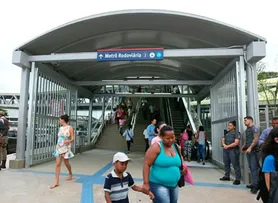 TORCEDORES DE BAHIA E VITÓRIA BRIGAM E CAUSAM TUMULTO EM ESTAÇÃO DO METRÔ