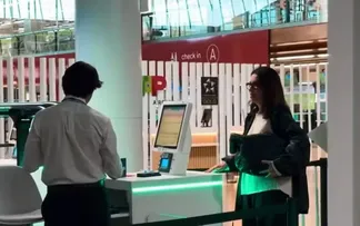 EX-DIRETORA DAS AMERICANAS ENTREGA PASSAPORTE AO RETORNAR AO BRASIL