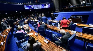 PEC QUE ANISTIA PARTIDOS SÓ DEVE SER VOTADA EM AGOSTO NO SENADO