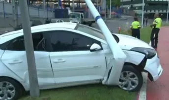 REGIÃO DA VASCO DA GAMA FICA SEM ENERGIA APÓS CARRO DERRUBAR POSTE NA MADRUGADA DESTA SEXTA (26)