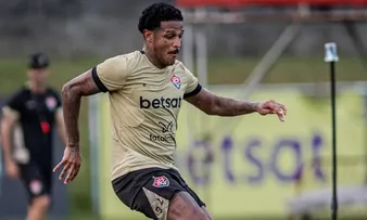 JOGADORES DO VITÓRIA SE ENVOLVEM EM CONFUSÃO COM MEMBROS DA TORCIDA ORGANIZADA