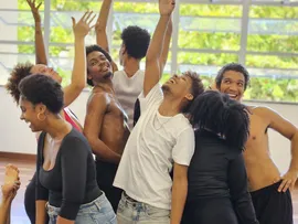 CIA DE TEATRO DA UFBA APRESENTA 'O PREGADOR - TEATRO-FÓRUM ANTIRRACISTA' NO TEATRO MARTIM GONÇALVES