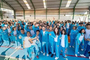PREFEITURA DO OESTE BAIANO ENTREGA MILHARES DE UNIFORMES A ESTUDANTES DA REDE MUNICIPAL
