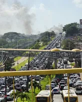PROTESTO DEIXA TRÂNSITO TRAVADO NA AV. PARALELA NA MANHÃ DESTA SEGUNDA-FEIRA