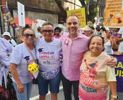 AUGUSTO VASCONCELOS HOMENAGEIA PROFESSORA MARINALVA COM MEDALHA ANÍSIO TEIXEIRA