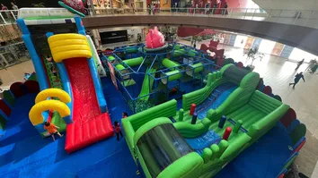 SHOPPING PARALELA RECEBE PARQUINHO DO GATO GALÁCTICO