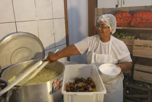 COZINHAS COMUNITÁRIAS COMEÇAM ENTREGA DE REFEIÇÕES PARA POPULAÇÃO EM VULNERABILIDADE SOCIAL