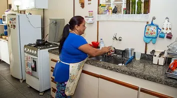 MAIOR PARTE DOS TRABALHADORES DOMÉSTICOS BAIANOS SÃO MULHERES E PESSOAS NEGRAS, DIZ PESQUISA