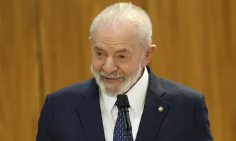 LULA DIZ QUE ATENTADO A TRUMP “EMPOBRECE A DEMOCRACIA”