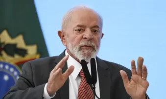 AO DESEMBARCAR NA BAHIA, LULA DIZ QUE PLEITO MUNICIPAL É TESTE DE APROVAÇÃO PARA PREFEITOS, E NÃO PARA GOVERNO