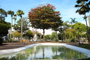 PRAÇA DO CAMPO GRANDE PASSA POR LIMPEZA EM ESPELHO D'ÁGUA E TEM MOBILIÁRIOS RECUPERADOS