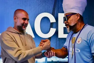 ESTRELAS DO MANCHESTER CITY POSAM COM CAMISA DO BAHIA
