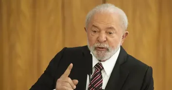 APÓS DECISÃO DO TCU, LULA AVALIA DEVOLVER RELÓGIO QUE GANHOU DA FRANÇA