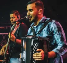 TOM GUIMARÃES ASSUME COMANDO DA BANDA FORROZANDO