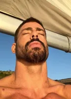 CAUÃ REYMOND PASSA SUFOCO EM PRAIA DE BALI E RELATA EXPERIÊNCIA DRAMÁTICA NAS REDES SOCIAIS