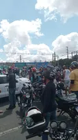 MOTOTAXISTAS E ENTREGADORES POR APLICATIVO PROTESTAM CONTRA PREFEITURA EM FEIRA DE SANTANA