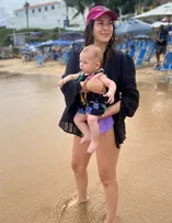 FERNANDA PAES LEME ENCANTA WEB AO COMPARTILHAR PRIMEIRA VISITA DE SUA FILHA À PRAIA EM SALVADOR