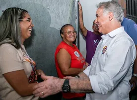 EM CAMINHADA NA JUSSARA, ZÉ NETO DEFENDE GESTÃO MAIS PRÓXIMA DA COMUNIDADE: “CUIDAR MELHOR DA NOSSA GENTE”