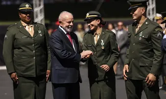 ATLETAS OLÍMPICOS BRASILEIROS SÃO CONDECORADOS COM MEDALHA DO EXÉRCITO