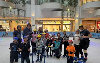 SHOPPING BARRA: PISTA DE PATINAÇÃO NO GELO RECEBE CRIANÇAS COM DEFICIÊNCIA VISUAL