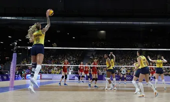 BRASIL VENCE JAPÃO POR 3 A 0 NO VÔLEI FEMININO
