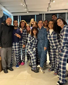 PRETA GIL CELEBRA FIM DO PRIMEIRO CICLO DE TRATAMENTO CONTRA O CÂNCER COM FESTA DO PIJAMA SURPRESA EM SÃO PAULO