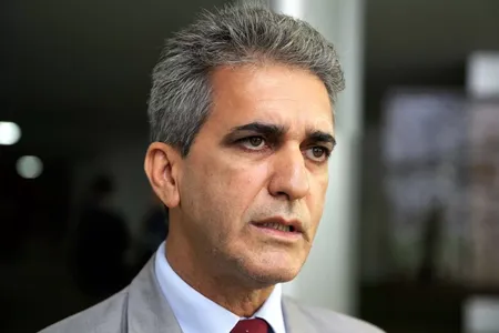 “A turma que"A cidade está sofrendo sem manutenção, sem conservação. Os postos de saúde estão sem médicos, sem enfermeiros, sem agentes comunitários. As escolas funcionam dia sim, dia não. É esse grupo que diz que quer continuar governando Feira de Santana”, deputado estadual Robinson Almeida (PT)