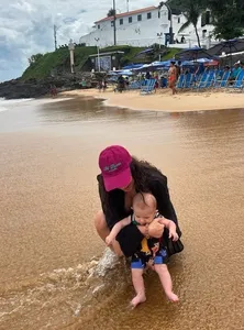 FERNANDA PAES LEME ENCANTA WEB AO COMPARTILHAR PRIMEIRA VISITA DE SUA FILHA À PRAIA EM SALVADOR