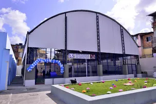 ESCOLA MUNICIPAL NA RIBEIRA RECEBE QUADRA POLIESPORTIVA REFORMADA