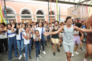 ALUNOS DE ESCOLAS MUNICIPAIS PARTICIPAM DE TOUR HISTÓRICO-CULTURAL NO PELOURINHO
