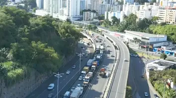 INSTABILIDADE NO SISTEMA DE ACESSO AO PORTO DE SALVADOR CAUSA 6 KM DE FILA DE CAMINHÕES