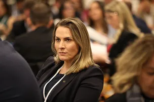 BAIANA DISCUTE ECONOMIA BRASILEIRA EM PROGRAMA NOS ESTADOS UNIDOS
