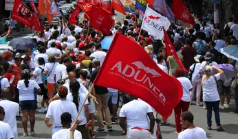 EM GREVE, PROFESSORES DA UNEB FAZEM ATO EM DEFESA DA UNIVERSIDADE ESTADUAL