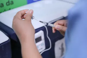 SAÚDE DISPONIBILIZA VACINAS CONTRA DENGUE E COVID EM 164 SALAS DE IMUNIZAÇÃO