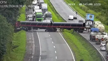 ACIDENTE COM CARRETA CAUSA INTERDIÇÃO NA BR-324 POR QUASE 3 HORAS