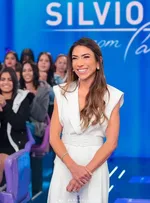 PATRÍCIA ABRAVANEL SE EMOCIONA EM RETORNO AO "PROGRAMA SILVIO SANTOS" APÓS A MORTE DO PAI