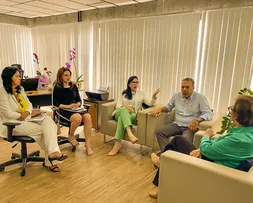 DEPUTADA LUDMILLA FISCINA E O PREFEITO JOAQUIM NETO ANUNCIAM A CASA DA MULHER BAIANA EM ALAGOINHAS DURANTE REUNIÃO COM NEUSA CADORE