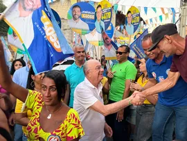 JOSÉ RONALDO CAMINHA COM MORADORES DA FAVELA DO HORTO E ANUNCIA RETOMADA DE PROGRAMAS CULTURAIS