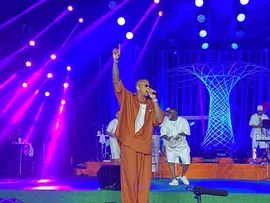 LÉO SANTANA FAZ HISTÓRIA EM SALVADOR COM O PROJETO PAGGODIN E EMOCIONA PÚBLICO