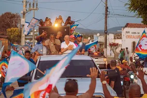 JOSÉ RONALDO ANUNCIA PAVIMENTAÇÃO, CRECHES E POSTOS DE SAÚDE DURANTE CARREATA COM A PRESENÇA DE OH POLÊMICO