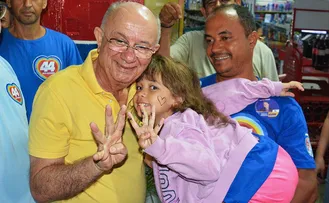 JOSÉ RONALDO REALIZA CAMINHADA NO CASEB E PROMETE CONTINUIDADE NAS OBRAS DE PAVIMENTAÇÃO