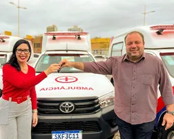 DEPUTADA LUDMILLA FISCINA ENTREGA NOVA AMBULÂNCIA PARA O MUNICÍPIO DE PEDRÃO