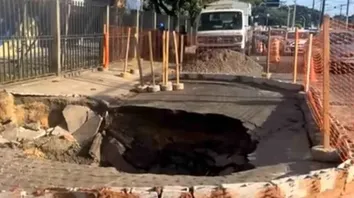 OBRA EM TUBULAÇÃO DE ESGOTO NA CALÇADA PROSSEGUE NESTA SEMANA, APÓS ASFALTO CEDER NO ÚLTIMO DOMINGO (15)